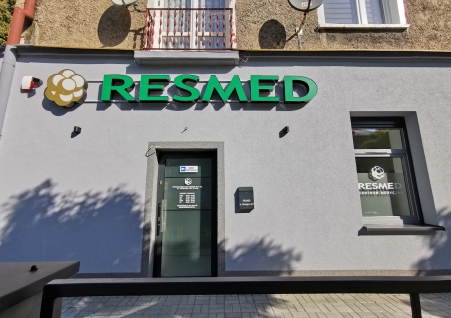 RESMED - litery 3D LED z podkonstrukcją stalową