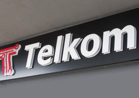 Logo podświetlane od tyłu z dibondu (reklama świetlna - produkcja i montaż)