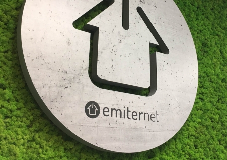 Emiter - logotyp 3D na chrobotku